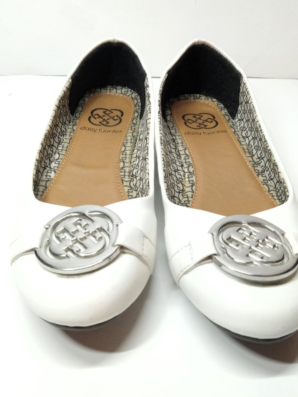 Daisy Fuentes - Women’s white leather flats shoes - 6.5 US